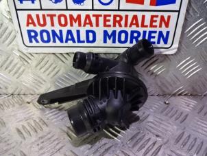 New Thermostat housing BMW 1-Serie Price € 20,57 Inclusive VAT offered by Automaterialen Ronald Morien B.V.