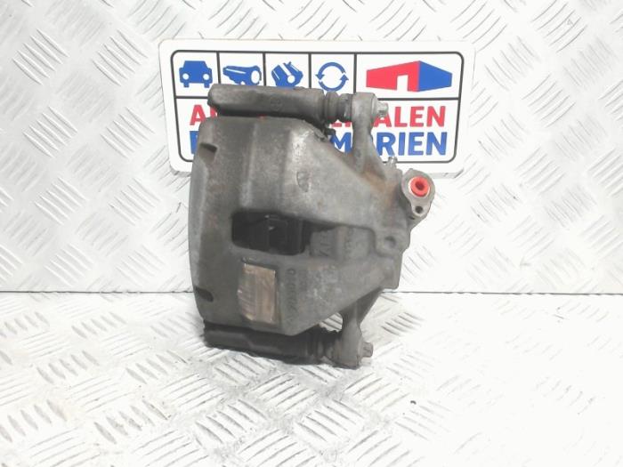 Gebrauchte Bremszange rechts vorne Peugeot 308 SW (L4/L9/LC/LJ/LR) 1.6 BlueHDi 120 Preis € 29,00 Margenregelung angeboten von Automaterialen Ronald Morien B.V.