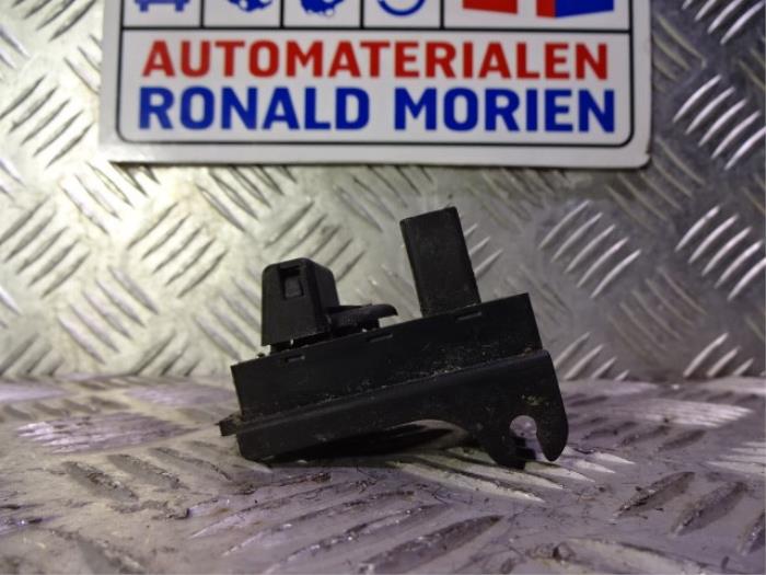 Begagnade Luftkvalitetssensor Volkswagen Phaeton (3D) 5.0 V10 TDI 4Motion Pris € 15,00 Marginaltabell erbjuds av Automaterialen Ronald Morien B.V.