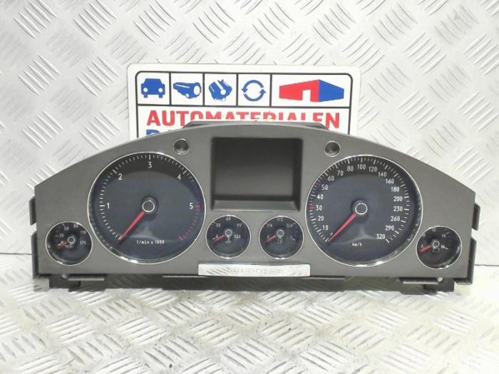 Instrument panel from a Volkswagen Phaeton (3D) 5.0 V10 TDI 4Motion 2003