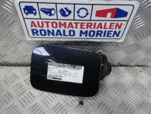 Usados Tapa de depósito Volvo V50 (MW) 2.4 D5 20V Autom.. Precio € 15,00 Norma de margen ofrecido por Automaterialen Ronald Morien B.V.