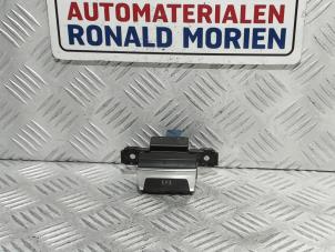 Gebrauchte Handbremse Schalter Peugeot 308 (L3/L8/LB/LH/LP) 1.6 BlueHDi 120 Preis € 25,00 Margenregelung angeboten von Automaterialen Ronald Morien B.V.