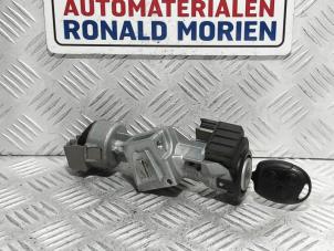 Usados Cerradura de contacto y llave Ford Focus 2 2.0 16V Precio € 45,00 Norma de margen ofrecido por Automaterialen Ronald Morien B.V.