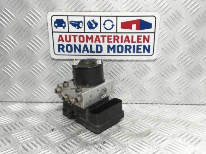 Używane Pompa ABS Ford Focus 2 2.0 16V Cena € 15,00 Procedura marży oferowane przez Automaterialen Ronald Morien B.V.