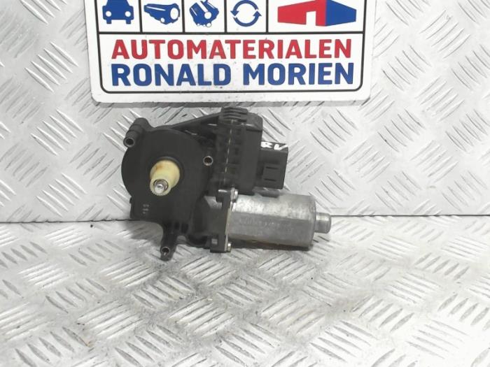 Usados Motor de ventanilla de puerta Audi A6 Avant (C5) 2.4 V6 30V Precio € 25,00 Norma de margen ofrecido por Automaterialen Ronald Morien B.V.