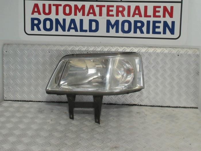 Headlight, left from a Volkswagen Transporter T5 1.9 TDi 2004