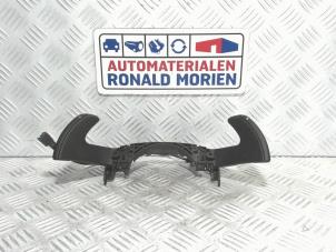 Używane Zestaw lopatek zmiany biegów Peugeot 508 SW (8E/8U) 1.6 HDiF 16V Cena € 55,00 Procedura marży oferowane przez Automaterialen Ronald Morien B.V.