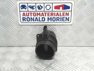 Luftmassenmesser van een Volkswagen Passat 4Motion (3C2) 2.0 TDI 16V 2009