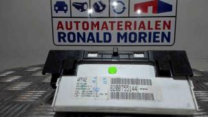 Used Clock Renault Clio III (BR/CR) 1.2 16V 75 Price € 20,00 Margin scheme offered by Automaterialen Ronald Morien B.V.