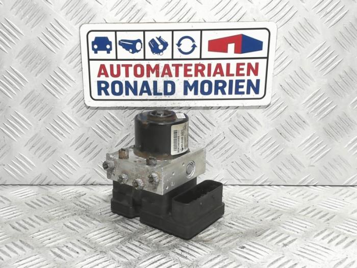 Usagé Bloc ABS Renault Twingo II (CN) 1.5 dCi 90 FAP Prix € 65,00 Règlement à la marge proposé par Automaterialen Ronald Morien B.V.