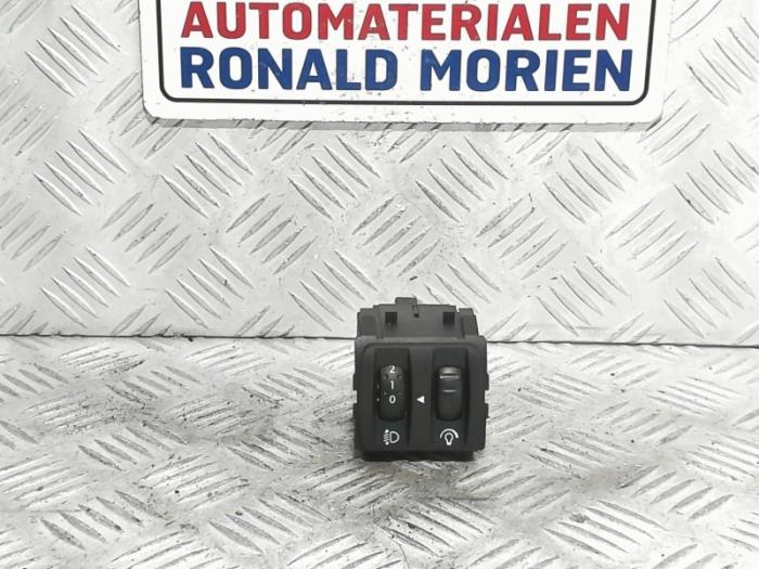 Używane Sciemniacz kokpitowy Renault Twingo II (CN) 1.5 dCi 90 FAP Cena € 10,00 Procedura marży oferowane przez Automaterialen Ronald Morien B.V.