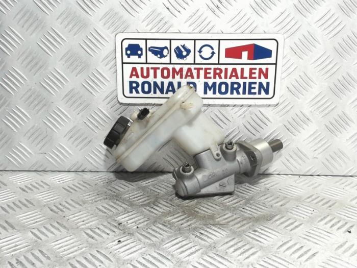Master cylinder from a Renault Twingo II (CN) 1.5 dCi 90 FAP 2011
