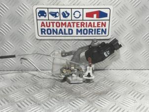 Usagé Serrure portière mécanique 4portes avant droite Peugeot 107 1.0 12V Prix € 20,00 Règlement à la marge proposé par Automaterialen Ronald Morien B.V.