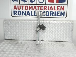 Usagé Mécanique vitre 4portes avant gauche Peugeot 107 1.0 12V Prix € 29,00 Règlement à la marge proposé par Automaterialen Ronald Morien B.V.