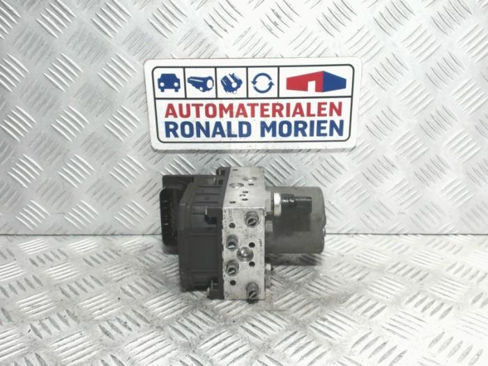 Usagé Pompe ABS Volkswagen Phaeton (3D) 4.2 V8 40V 4Motion Prix € 95,00 Règlement à la marge proposé par Automaterialen Ronald Morien B.V.