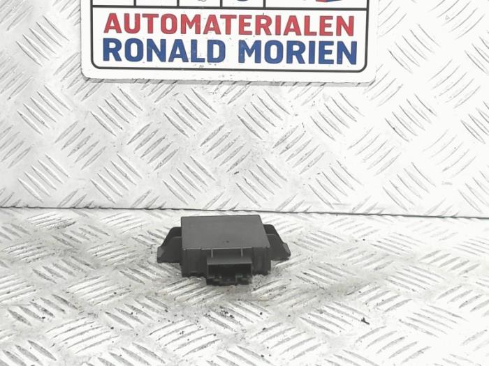 Alarm module from a Volkswagen Phaeton (3D) 4.2 V8 40V 4Motion 2004