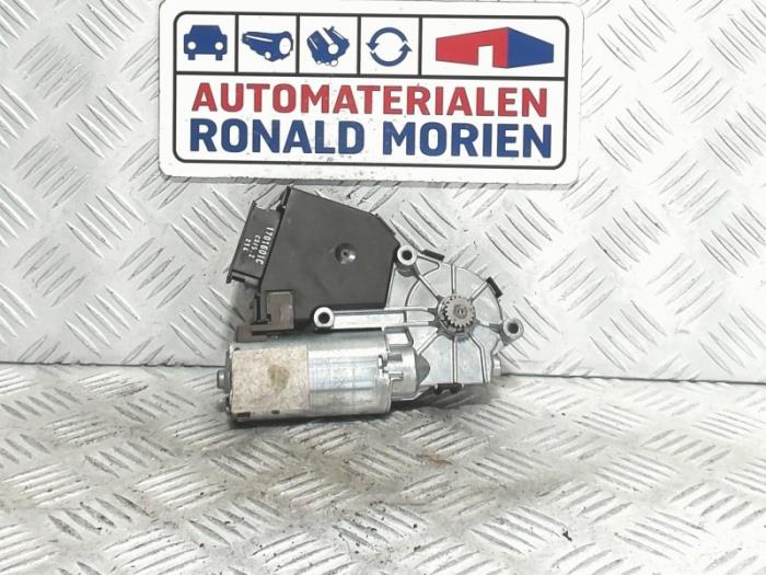 Używane Silnik szyberdachu Volkswagen Phaeton (3D) 4.2 V8 40V 4Motion Cena € 95,00 Procedura marży oferowane przez Automaterialen Ronald Morien B.V.