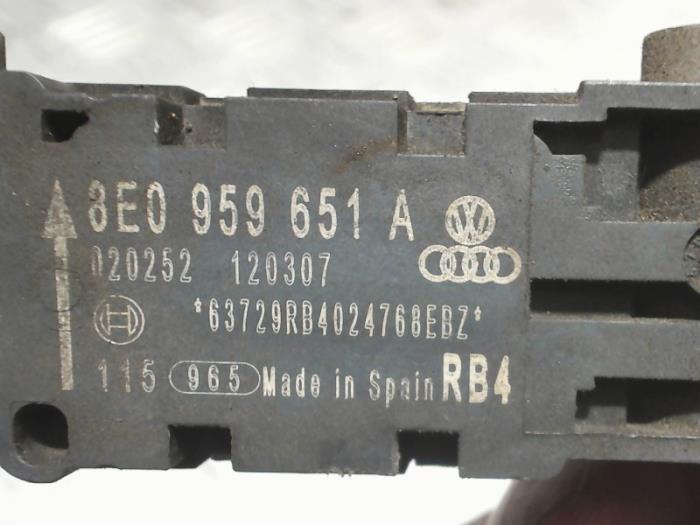 Airbag sensor from a Audi A4 Avant (B7) 2.7 TDI V6 24V 2007