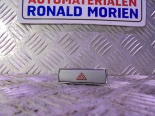 Używane Przelacznik swiatel awaryjnych Ford Mondeo III 1.8 16V Cena € 10,00 Procedura marży oferowane przez Automaterialen Ronald Morien B.V.