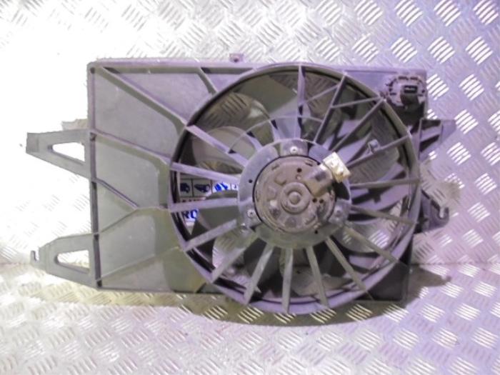 Używane Silnik wentylatora Ford Mondeo III 1.8 16V Cena € 55,00 Procedura marży oferowane przez Automaterialen Ronald Morien B.V.