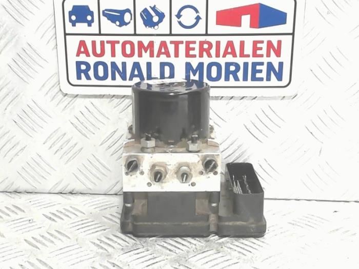 Usagé Pompe ABS Volvo V40 (MV) 2.0 T2 16V Prix € 45,00 Règlement à la marge proposé par Automaterialen Ronald Morien B.V.