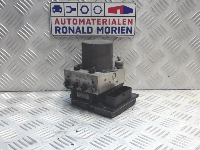 Usagé Pompe ABS Audi A4 Avant (B7) 2.0 20V Prix € 75,00 Règlement à la marge proposé par Automaterialen Ronald Morien B.V.