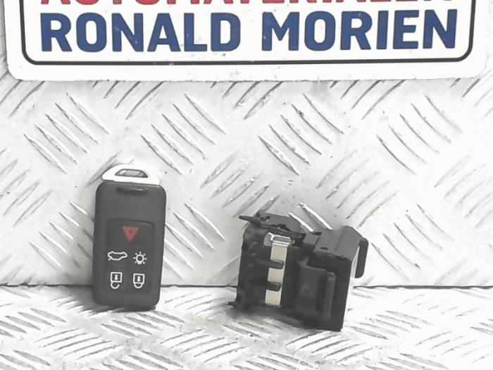 Electronic ignition key from a Volvo V40 (MV) 2.0 T2 16V 2017
