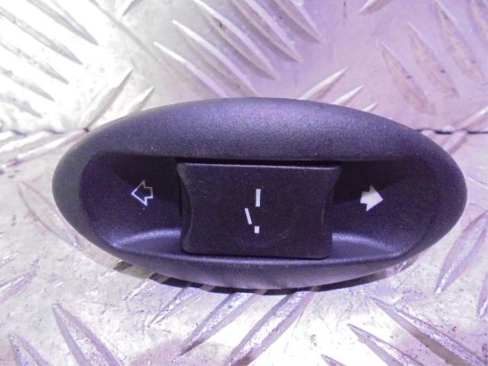 Usagé Commande toit escamotable BMW Mini (R50/53) 1.6 16V Cooper Prix € 15,00 Règlement à la marge proposé par Automaterialen Ronald Morien B.V.