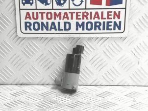 Używane Pompa spryskiwacza reflektorów Volvo V40 (MV) 2.0 T2 16V Cena € 25,00 Procedura marży oferowane przez Automaterialen Ronald Morien B.V.