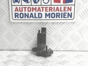 Używane Pompa spryskiwacza przód Volvo V40 (MV) 2.0 T2 16V Cena € 7,50 Procedura marży oferowane przez Automaterialen Ronald Morien B.V.