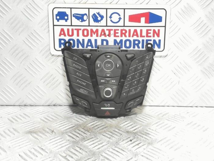 Używane Panel obslugi radia Ford Fiesta 6 (JA8) 1.0 EcoBoost 12V 125 Cena € 25,00 Procedura marży oferowane przez Automaterialen Ronald Morien B.V.