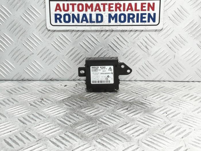 Używane Modul immobilizera Mitsubishi Canter 3.0 Di-D 16V 413 Cena € 34,99 Z VAT oferowane przez Automaterialen Ronald Morien B.V.
