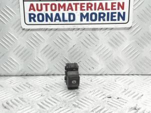 Usagé Commutateur frein à main Opel Astra Prix € 15,00 Règlement à la marge proposé par Automaterialen Ronald Morien B.V.