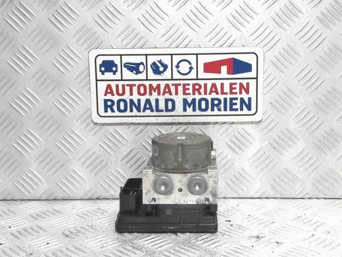Używane Pompa ABS Citroen C4 Cactus (0B/0P) 1.6 Blue Hdi 100 Cena € 195,00 Procedura marży oferowane przez Automaterialen Ronald Morien B.V.