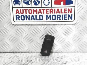 Usados Interruptor de luz de pánico Audi A1 (8X1/8XK) 1.2 TFSI Precio € 15,00 Norma de margen ofrecido por Automaterialen Ronald Morien B.V.