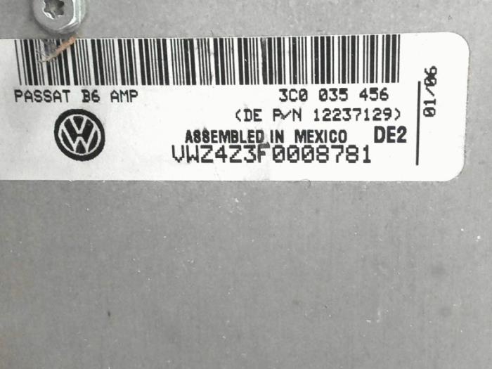 Radio amplifier from a Volkswagen Passat Variant (3C5) 2.0 TDI 16V 140 2006