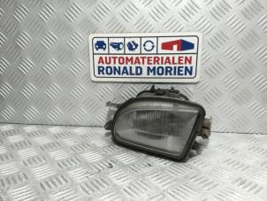 Gebrauchte Nebelscheinwerfer links vorne Mercedes E Combi (S210) 2.7 E-270 CDI 20V Preis € 25,00 Margenregelung angeboten von Automaterialen Ronald Morien B.V.