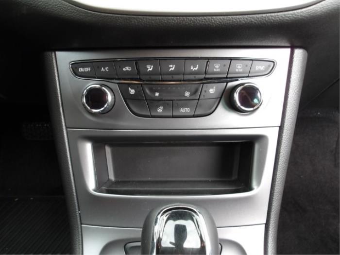 Panel de control de calefacción de un Vauxhall Astra Mk.7 1.4 Turbo 16V 2020