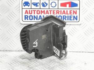 Używane Mechanizm blokady drzwi lewych tylnych wersja 4-drzwiowa Opel Astra Mk.7 1.4 Turbo 16V Cena € 20,00 Z VAT oferowane przez Automaterialen Ronald Morien B.V.