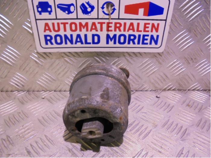 Engine mount from a Volkswagen Transporter/Caravelle T4 2.5 TDI 2002