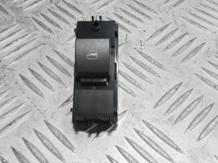 Usados Interruptor de ventanilla eléctrica Volkswagen Phaeton (3D) 4.2 V8 40V 4Motion Precio € 10,00 Norma de margen ofrecido por Automaterialen Ronald Morien B.V.