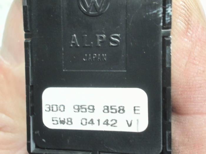 Usados Interruptor de ventanilla eléctrica Volkswagen Phaeton (3D) 4.2 V8 40V 4Motion Precio € 10,00 Norma de margen ofrecido por Automaterialen Ronald Morien B.V.