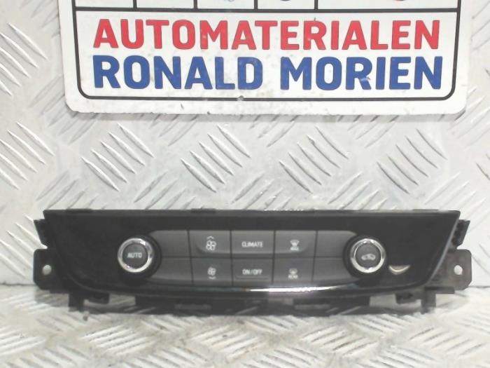 Panel de control de calefacción de un Opel Insignia Grand Sport 1.5 Turbo 16V 165 2018