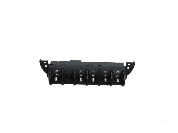 Usados Interruptor combinado de ventanillas BMW Mini (R50/53) 1.6 16V One Precio € 19,00 Norma de margen ofrecido por Automaterialen Ronald Morien B.V.