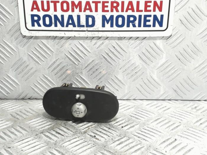 Używane Przelacznik lusterka BMW Mini (R50/53) 1.6 16V One Cena € 10,00 Procedura marży oferowane przez Automaterialen Ronald Morien B.V.