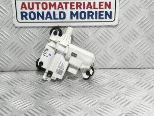 Używane Rygiel drzwi prawy przód Audi A8 Cena € 75,00 Z VAT oferowane przez Automaterialen Ronald Morien B.V.