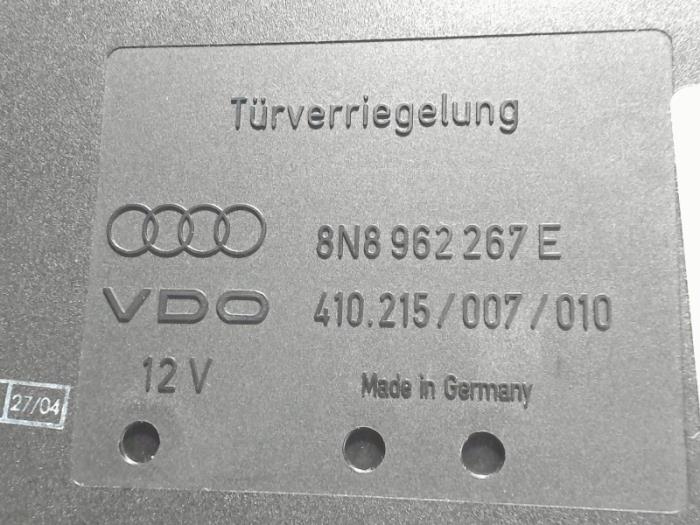 Módulo de cierre centralizado de un Audi TT (8N3) 3.2 V6 24V Quattro 2005