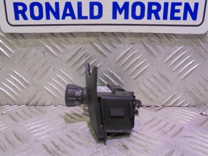 Używane Obsluga tempomatu Renault Scénic II (JM) 1.5 dCi 105 Cena € 15,00 Procedura marży oferowane przez Automaterialen Ronald Morien B.V.