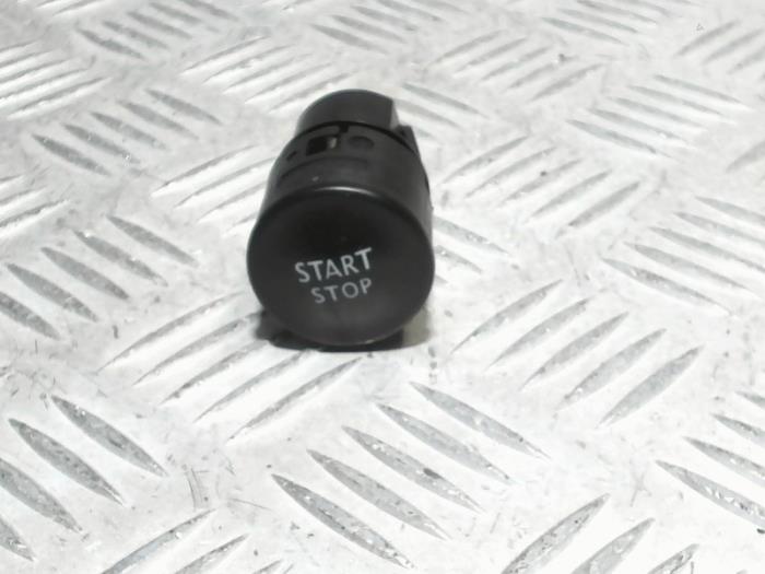 Używane Przelacznik Start/Stop Renault Megane III Grandtour (KZ) 1.5 dCi 110 Cena € 9,95 Procedura marży oferowane przez Automaterialen Ronald Morien B.V.
