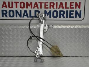 Usagé Lève vitre électrique arrière gauche Renault Megane III Grandtour (KZ) 1.5 dCi 110 Prix € 35,00 Règlement à la marge proposé par Automaterialen Ronald Morien B.V.